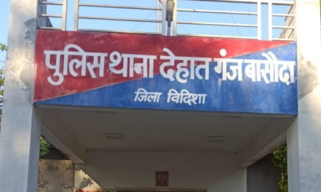 पति और बच्चों को छोड़कर चली गई महिला, बोली अब हलवाई के साथ रह रही हूं