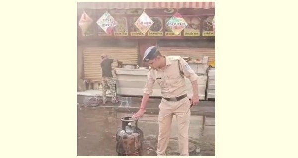 रेस्टोरेंट में सिलेंडर में लगी अचानक आग, कर्मचारी की सूझबूझ से बड़ा हादसा टला
