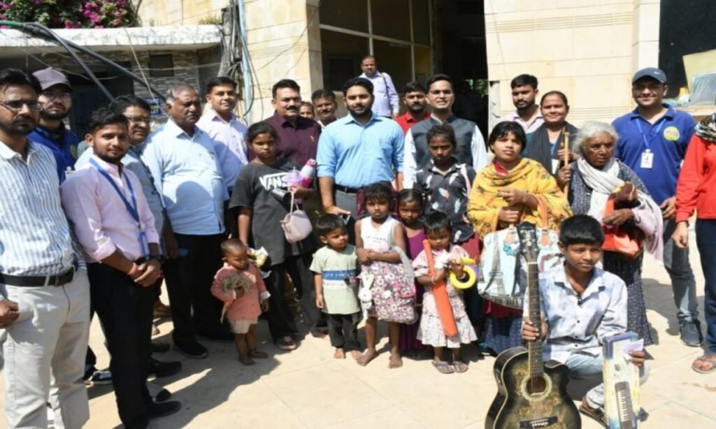 दिवाली पर खुशियों की दुकान! निगम ने ₹1 में बांटे टीवी, गिटार और ट्रॉली बैग