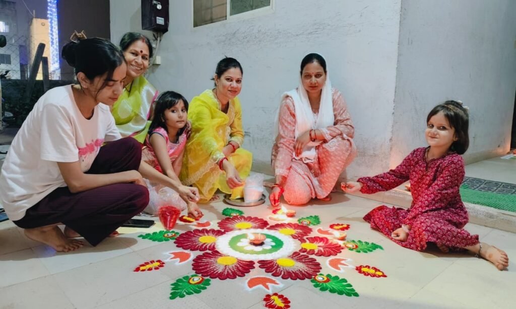 देवी लक्ष्मी के स्वागत में प्रवेश द्वार पर सजी रंगोली