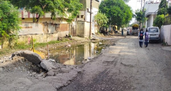 सड़क किनारे गड्ढे के पास नहीं है सुरक्षा के इंतजाम