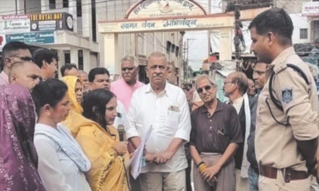 महिला पार्षद पर हमले के विरोध में कांग्रेस पार्षद दल ने दिया धरना