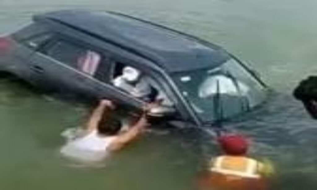 हाईवे पर ट्रक ने मारी टक्कर तो कार नदी में गिरी, कारसवारों को बचाया