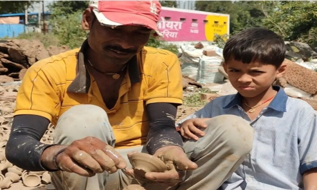 दीपोत्सव के लिए मिट्टी के दिये बनाने का कार्य जोरों पर