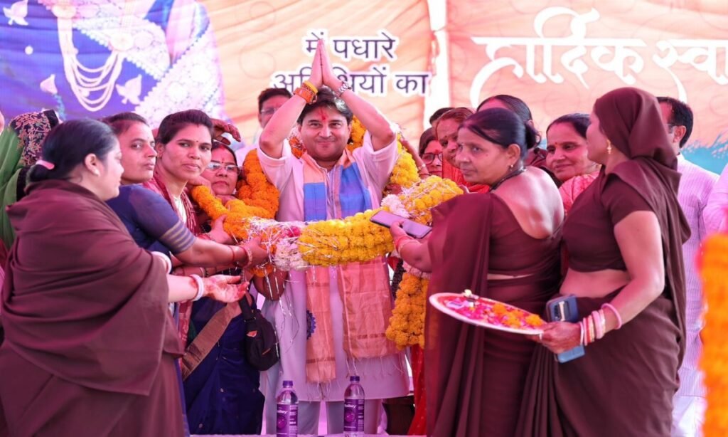 केंद्रीय मंत्री सिंधिया ने आशा-आंगनवाड़ी बहनों के साथ किया संवाद