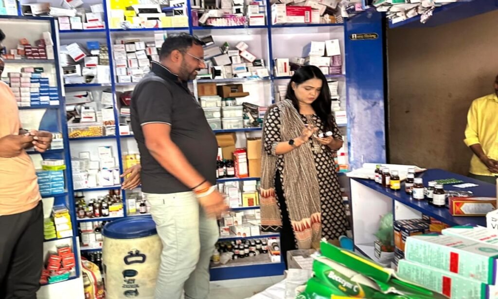 दवा दुकानों का औचक निरीक्षण, लिए आठ सैंपल, जांच के लिए भेजे जाएंगे भोपाल