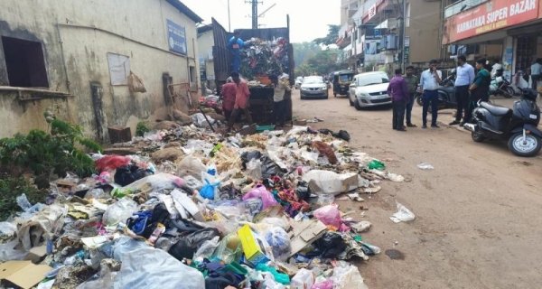 ग्वालियर में नहीं उठा कचरा, वेतन-एरियर के लिए आउटसोर्स कर्मियों की हड़ताल