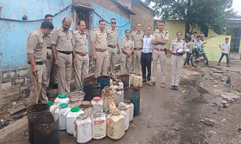 आबकारी विभाग की कार्रवाई, अवैध शराब किया नष्ट