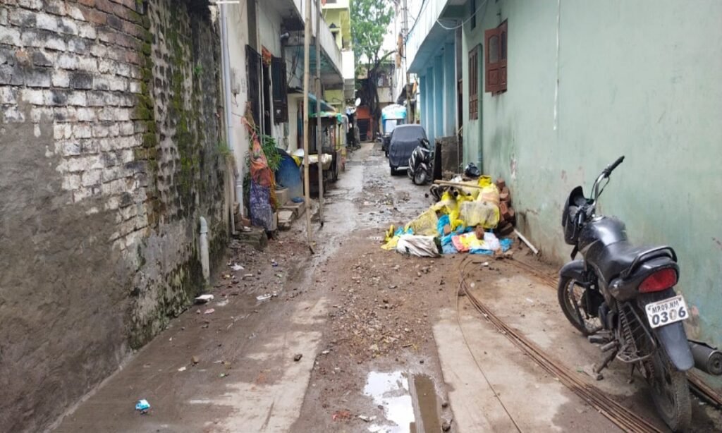 सीवरेज के लिए सड़क खोदकर छोड़ दी कच्ची