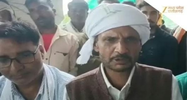 किसानों को उचित मुआवजा मिलने तक जूते न पहनने का संकल्प लिया विधायक ने