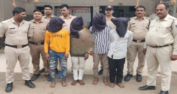 चाकू से हमला कर हत्या करने वाले 4 आरोपी गिरफ्तार