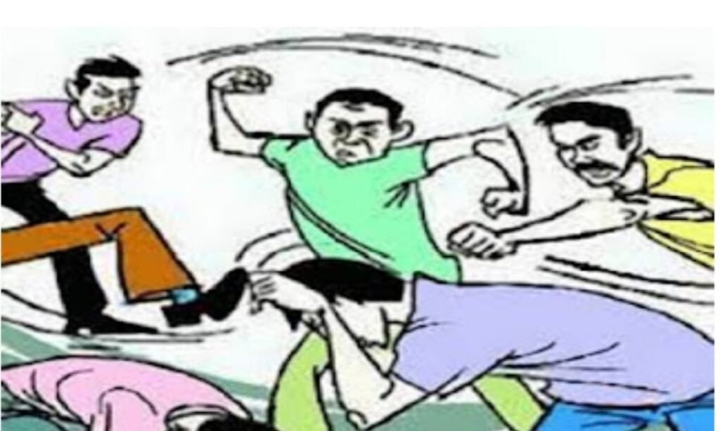 झगड़ा सुलझाने पहुंचे युवक  से उलझे बदमाश, रोड पर पटकर घसीटा