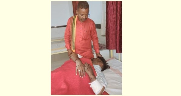 सड़क किनारे लहूलुहान युवक को देख सरपंच ने दिखाई मानवता, अपनी कार से पहुंचाया अस्पताल