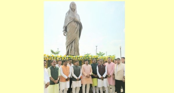 मुख्यमंत्री डॉ. यादव ने राजमाता विजयाराजे की जयंती पर पुष्पांजलि अर्पित की