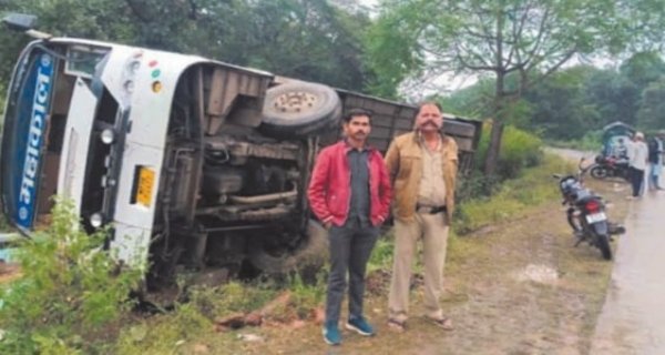 पठारी खुरई मार्ग पर हादसा: कार खदान में गिरने से युवक की मौत, बस नाली में पलटी;कई यात्री घायल