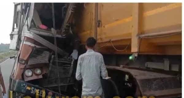 हाईवे पर खड़े ट्रोला से ट्रक भिड़ा, क्लीनर की मौत