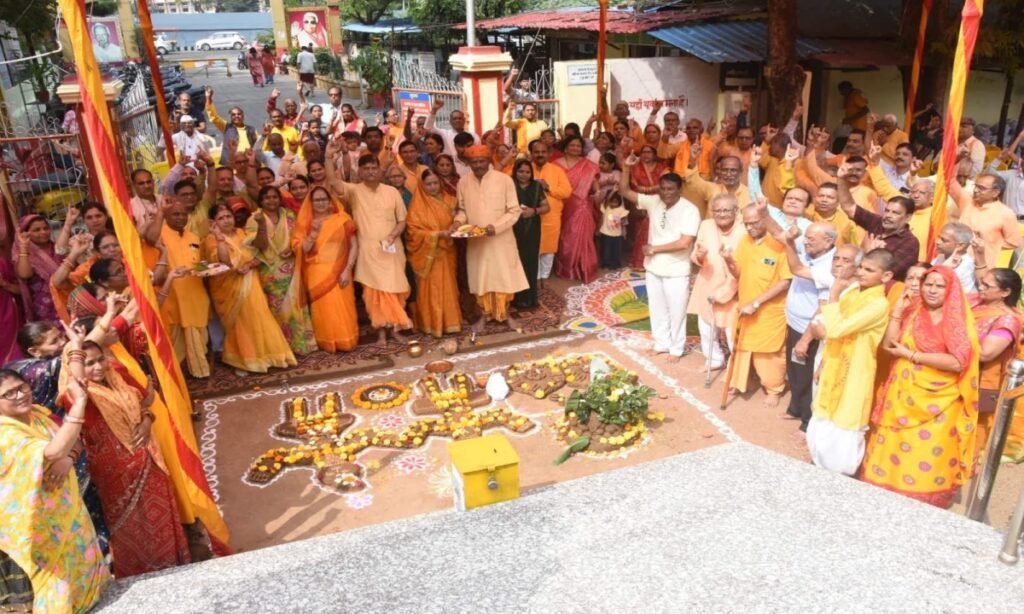 गायत्री माता मंदिर परिसर की गौशाला में गोवर्धन पूजा का आयोजन