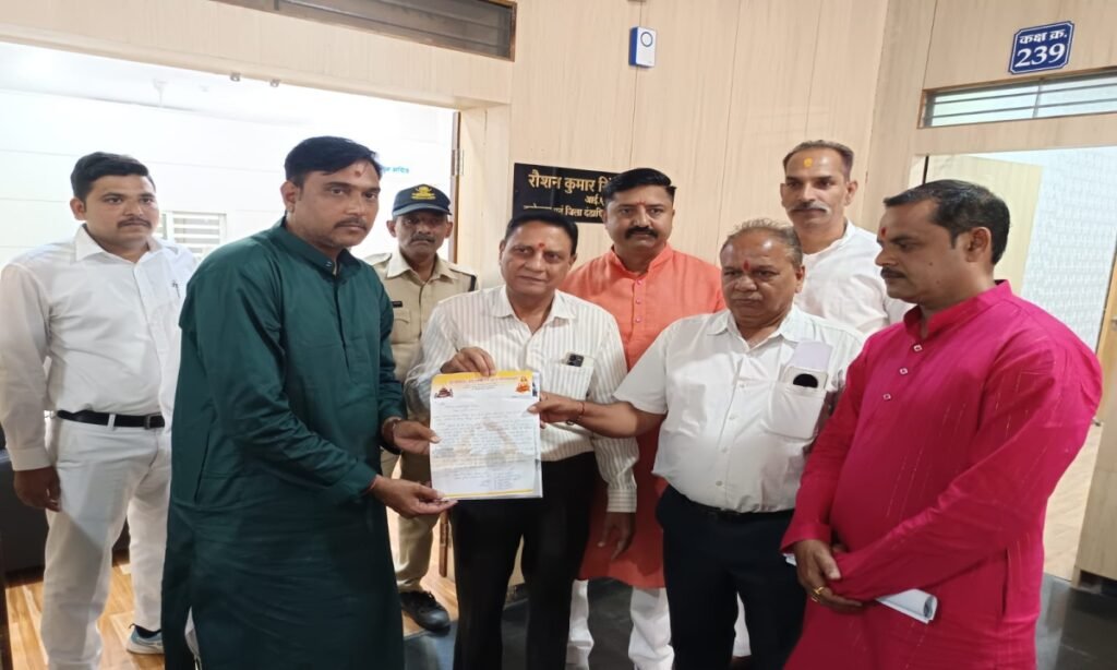 महाकाल मंदिर परिसर में वीआर कंपनी पर ठगी के आरोप, पुरोहितों ने कार्रवाई की मांग की
