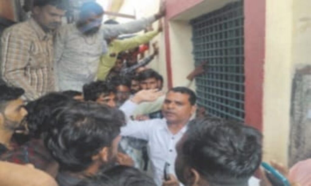 किसानों ने खाद वितरण में नैनो यूरिया की अनिवार्यता पर जताया विरोध