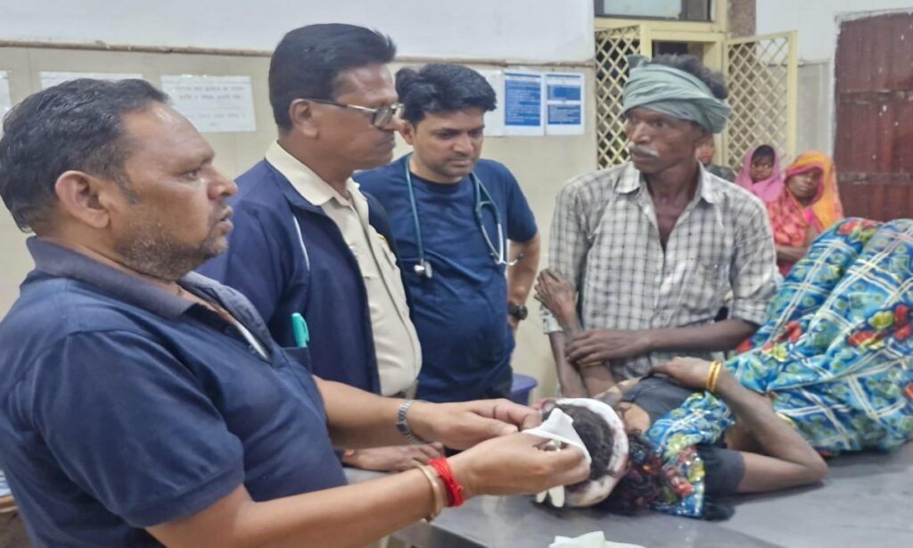 बेटे-बहू ने वृद्ध मां के साथ की मारपीट, हालत गंभीर