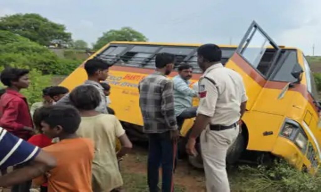 शिवपुरी में स्कूल बस पलटी, ग्रामीणों ने बच्चों को खिड़कियों से निकाला