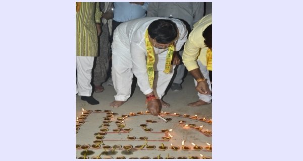ग्वालियर की खुशहाली के लिए लक्ष्मण तलैया पर जलाए 1100  दीप