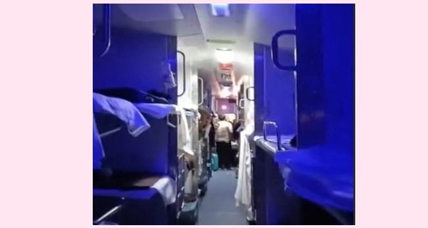 जंगल के बीच खड़ी रही ट्रेन, कोच में धुआं निकलने से मचा हड़कंप