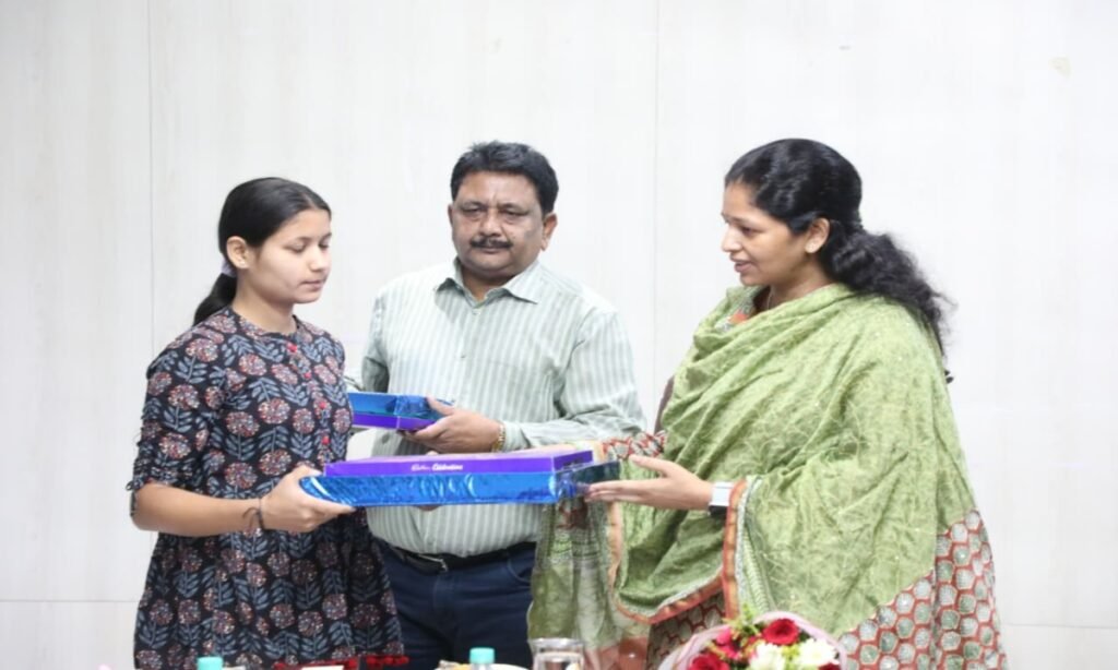 कलेक्टर से उपहार पाकर खिले बच्चों के चेहरे