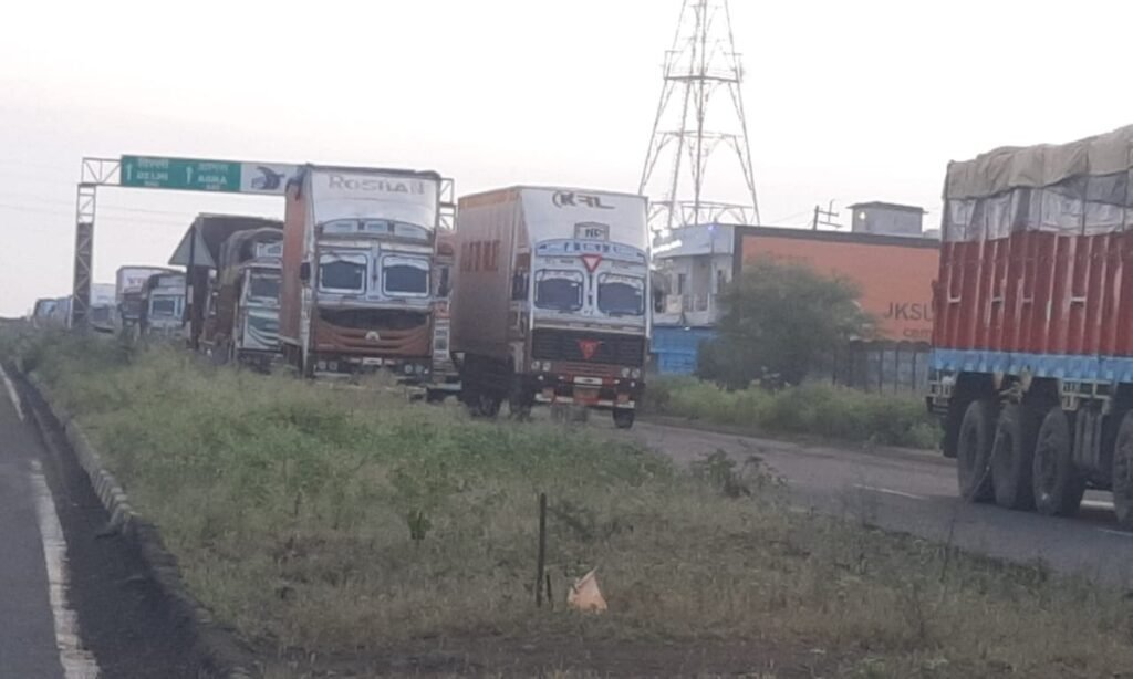 नेशनल हाईवे-46 पर गैस टैंकर पलटने से मचा हडक़ंप, कई घंटे जाम में फंसे वाहन