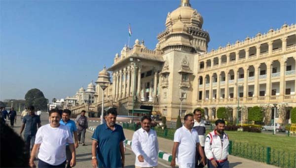 कर्नाटक विधान सौध के बाहर भाजपा ने गड्ढे के खिलाफ किया प्रदर्शन