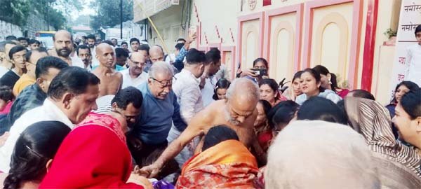 झिरनो मंदिर पर पूज्य मुनि प्रमाण सागर की मंगल अगवानी