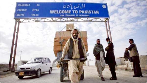 पाकिस्तान ने अफ़ग़ान शरणार्थियों की वापसी के लिए तोरखम सीमा फिर से खोली
