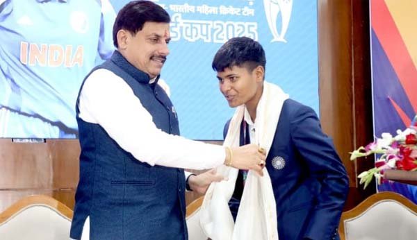 सीएम की घोषणा, छतरपुर में बनेगा नया क्रिकेट स्टेडियम; डॉ यादव और क्रांति गौड़ ने बालिकाओं से किया संवाद