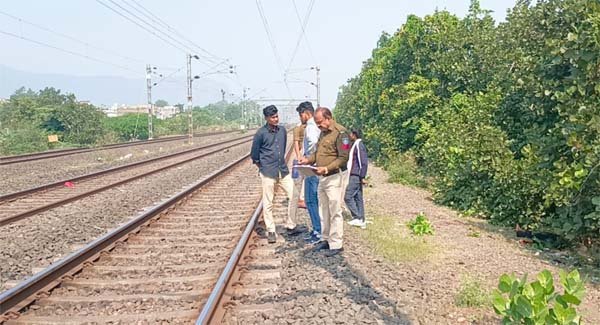 पटरी के पास अज्ञात युवक का शव मिला
