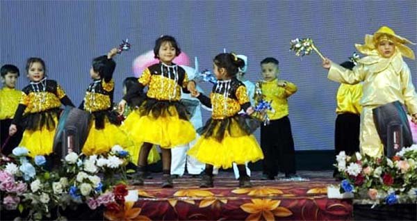 वार्षिकोत्सव में छात्रों ने दी रंगारंग प्रस्तुति