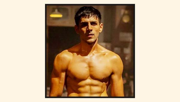 कार्तिक आर्यन की जबरदस्त बॉडी बनी चर्चा का विषय