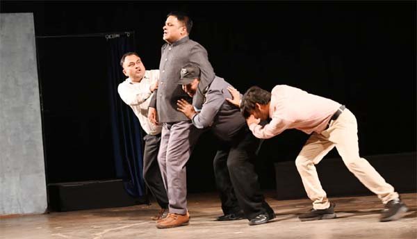 मानवीय रिश्तों की बारीकियों को प्रस्तुत करता विस्फूक