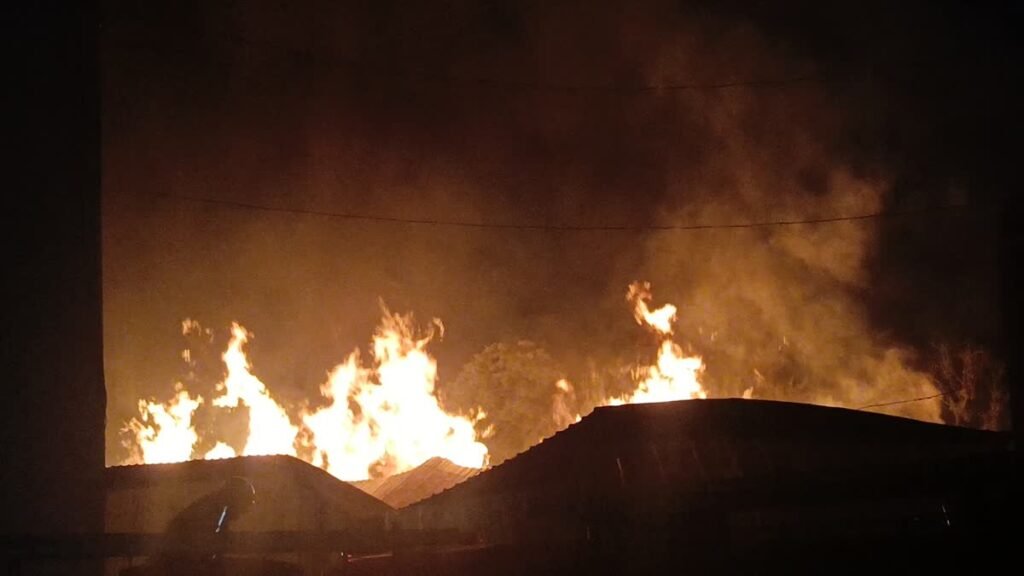 गद्दे के गोदाम में भीषण आगजनी ईलाके में लपटें देखकर सहमें लोग 