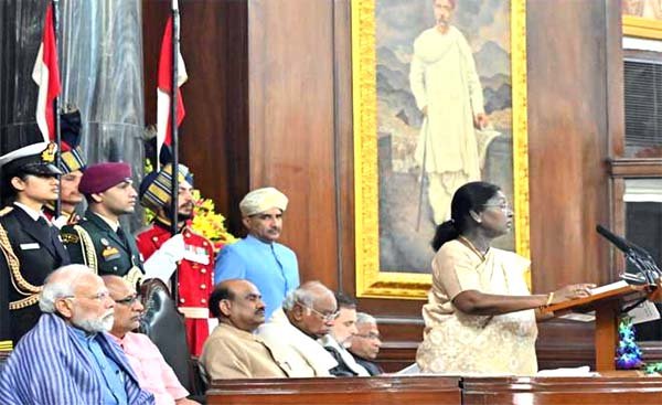 संविधान दिवस पर मोदी ने नागरिकों से अपने कर्तव्यों को सबसे पहले रखने पर पर ज़ोर दिया