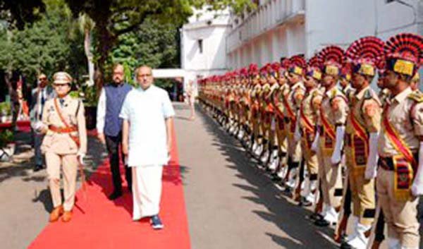 उपराष्ट्रपति राधाकृष्णन को छत्तीसगढ़ राजभवन में गार्ड ऑफ ऑनर