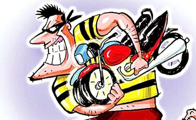 घर के सामने से बाइक चोरी कर भागे चोर