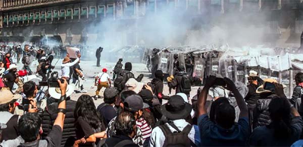 मैक्सिको में उग्र प्रदर्शनकारियों की पुलिस से झड़प, 120 घायल