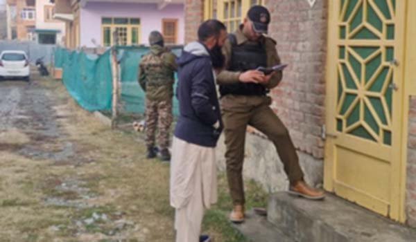 कश्मीर पुलिस ने कुलगाम, सोपोर में प्रतिबंधित जमात-ए-इस्लामी के ठिकानों पर मारे छापे