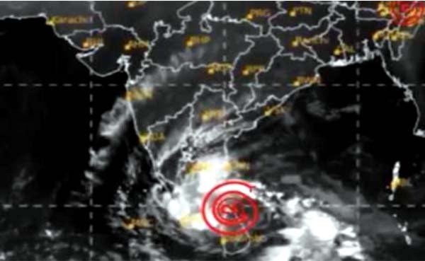 तमिलनाडु तट के करीब पहुंच रहा है चक्रवाती तूफान दितवा