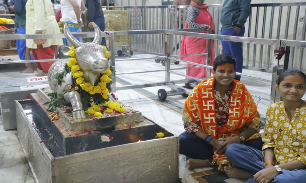महाकाल के दर्शन को पहुंचीं क्रिकेटर दीप्ति शर्मा, भस्म आरती में हुई शामिल