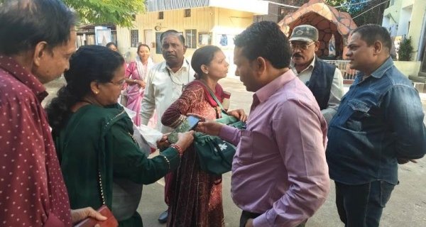 बीएलओ आज गुरुवार को भी घर-घर पहुँचकर बांट रहे गणना फॉर्म