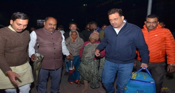 30 निराश्रितों को पहुंचाया रैन बसेरा
