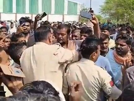 खाद वितरण को लेकर हंगामा, संचालक पर अभद्रता के आरोप; वीडियो वायरल, किसानों में आक्रोश