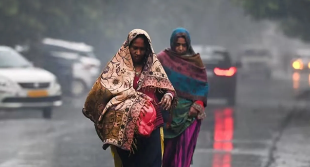 उत्तर भारत में शीतलहर का कहर: दिल्ली-यूपी में गिरेगा तापमान, दक्षिण में भारी बारिश का अलर्ट, पहाड़ों पर बर्फबारी से बढ़ी ठिठुरन
