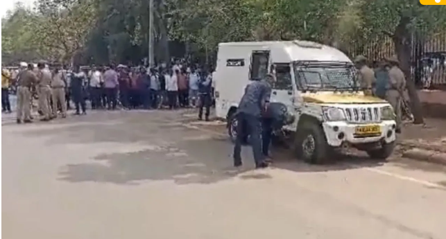 बेंगलुरु में दिनदहाड़े ₹7.11 करोड़ की बड़ी डकैती, RBI अधिकारी बनकर बदमाशों ने ATM कैश वैन को लूटा, 3 कर्मचारियों को भी किया अगवा